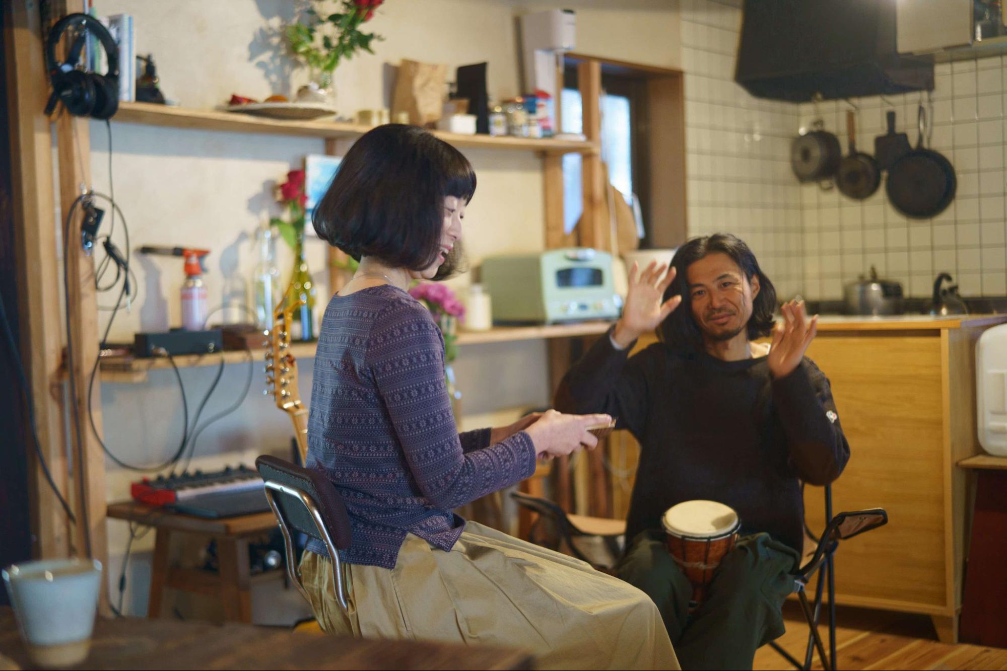 リノベーションした空間で話を音楽を楽しむお二人